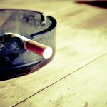 Przypalanie papierosów jest pewnym z bardziej zgubnych nałogów